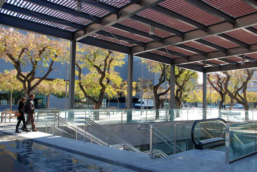 VISENDUM Figueres Marrón Exótico Pergola urbana